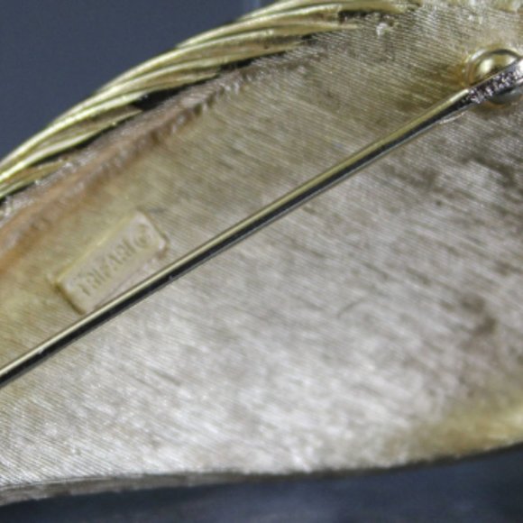 VTG Trifari gold and white leaf brooch and earrings set clip on 1960s signed - Picture 5 of 8